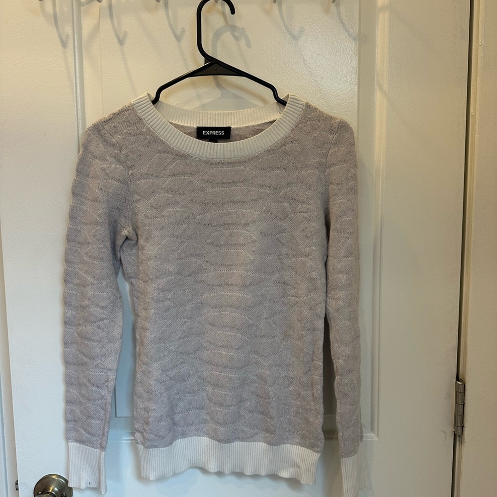Express Women's Light Gray Crew Neck Sweater
